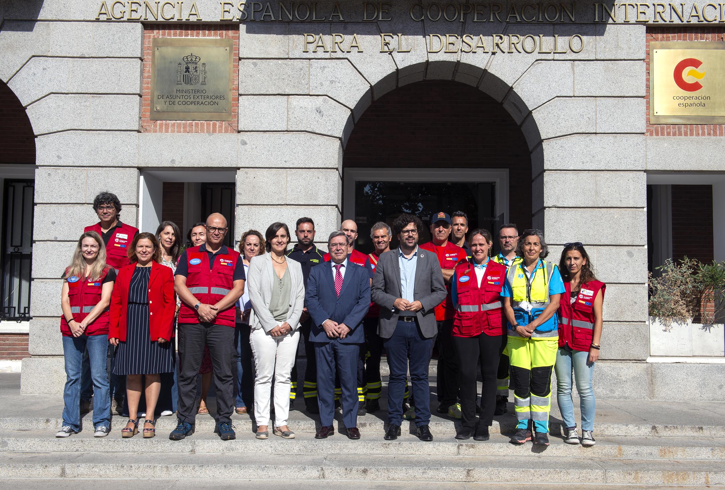 El equipo de emergencia START posando delante del edificio de la AECID