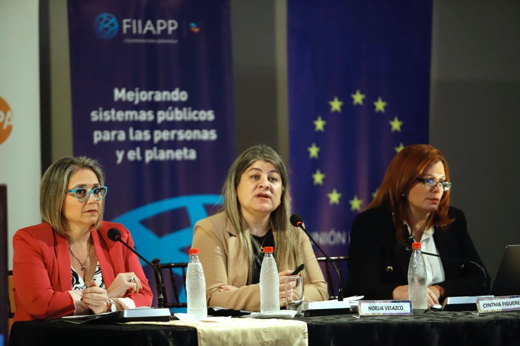 Tres mujeres compareciendo en una iniciativa de FIIAPP