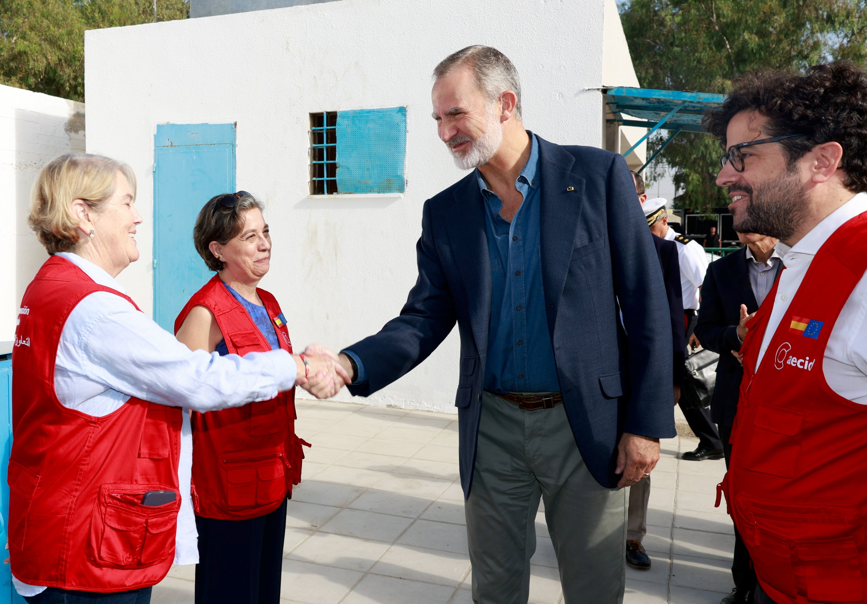 SM el Rey saludando a los cooperantes en su visita al campo de refugiados de Baqa'a