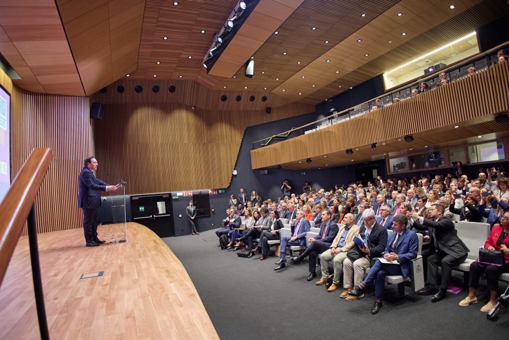 Albares compareciendo en el acto del Plan Director