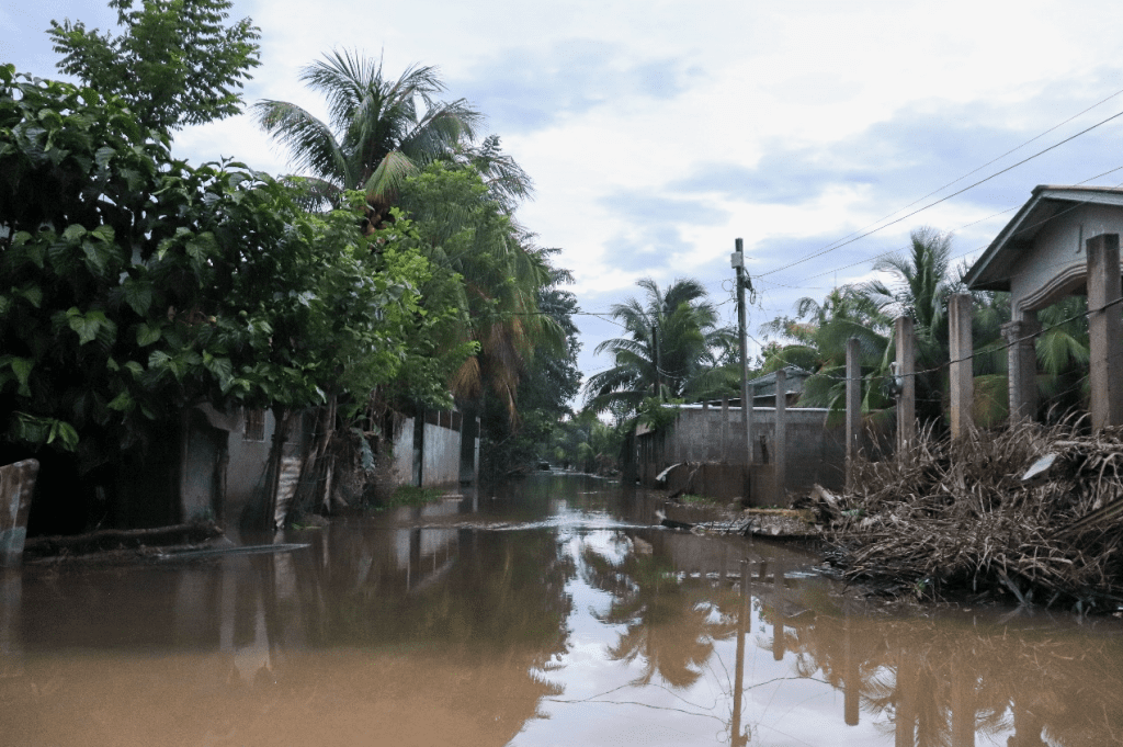 Ciudad de Colombia o de Honduras inundada